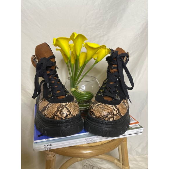 Shoes - Cute snakeskin lace up boots 🤎🖤